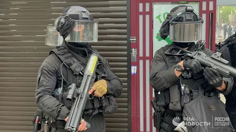 Pháp triển khai hàng chục nghìn cảnh sát ngăn biểu tình và bạo loạn, bắt giữ hàng nghìn người Pháp triển khai hàng chục nghìn cảnh sát ngăn biểu tình và bạo loạn, bắt giữ hàng nghìn người