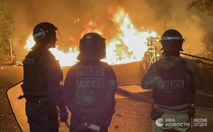 Pháp triển khai hàng chục nghìn cảnh sát ngăn biểu tình và bạo loạn, bắt giữ hàng nghìn người Pháp triển khai hàng chục nghìn cảnh sát ngăn biểu tình và bạo loạn, bắt giữ hàng nghìn người