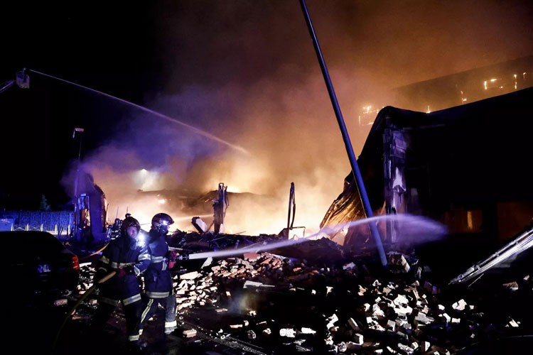 Pháp triển khai hàng chục nghìn cảnh sát ngăn biểu tình và bạo loạn, bắt giữ hàng nghìn người Pháp triển khai hàng chục nghìn cảnh sát ngăn biểu tình và bạo loạn, bắt giữ hàng nghìn người