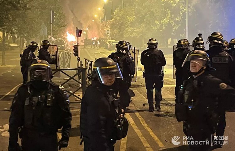 Pháp triển khai hàng chục nghìn cảnh sát ngăn biểu tình và bạo loạn, bắt giữ hàng nghìn người Pháp triển khai hàng chục nghìn cảnh sát ngăn biểu tình và bạo loạn, bắt giữ hàng nghìn người