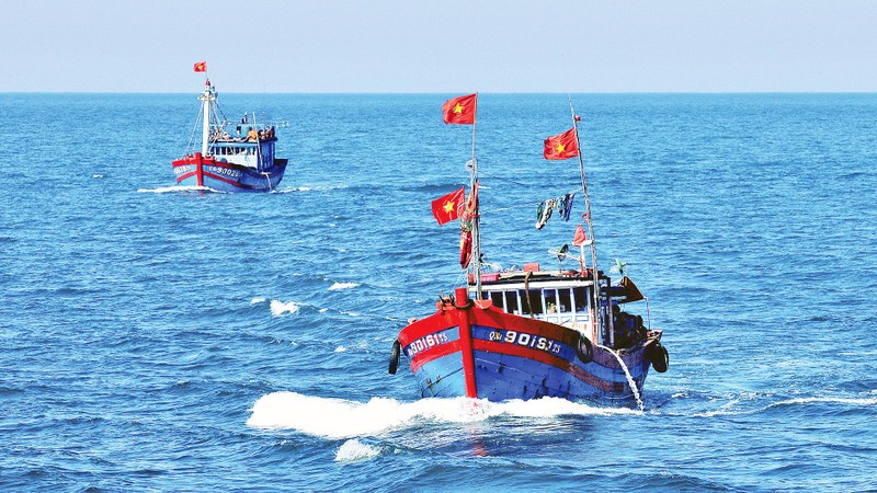 Tàu cá của ngư dân miền trung ra khơi đánh bắt hải sản. (Ảnh NGUYỄN ÐĂNG)