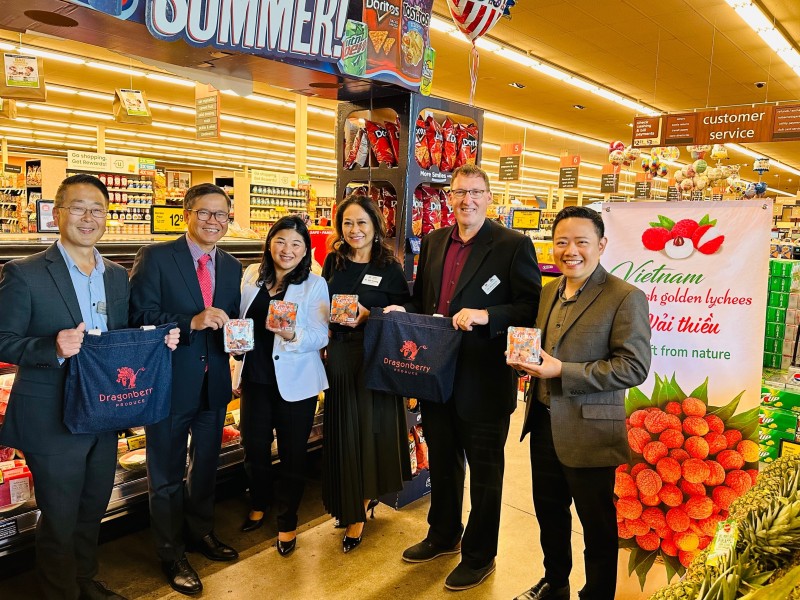 Tổng Lãnh sự Việt Nam tại San Francisco Hoàng Anh Tuấn, bà Amy Nguyễn, Chủ tịch Dragonberry, ông James Molamphy, Produce Sales Manager, ông Stuart Kitayama, Produce Assistant Sales Manager của hệ thống siêu thị Safeway & Albertsons vui mừng chào đón trái vải Việt Nam tại lễ khai trương bán hàng tại siêu thị Safeway Tổng Lãnh sự Việt Nam tại San Francisco Hoàng Anh Tuấn, bà Amy Nguyễn, Chủ tịch Dragonberry, ông James Molamphy, Produce Sales Manager, ông Stuart Kitayama, Produce Assistant Sales Manager của hệ thống siêu thị Safeway & Albertsons vui mừng chào đón trái