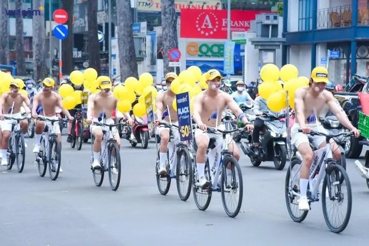 Cần xử lý nghiêm những quảng cáo phản cảm gây xôn xao mạng xã hội Cần xử lý nghiêm những quảng cáo phản cảm gây xôn xao mạng xã hội