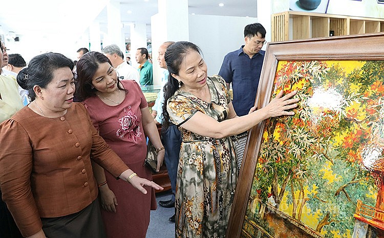 Các đại biểu đi tham quan Triển lãm Các đại biểu đi tham quan Triển lãm