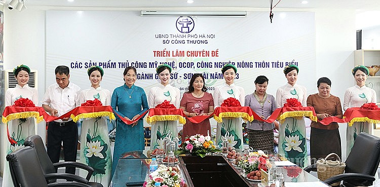 Các đại biểu cắt băng khai mạc Triển lãm Các đại biểu cắt băng khai mạc Triển lãm