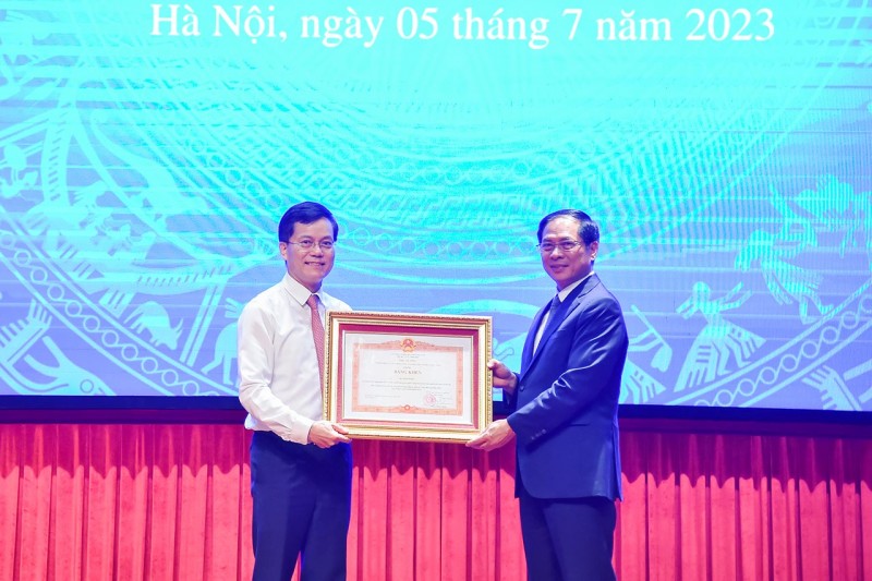 Thừa ủy quyền của Thủ tướng Chính phủ, Bộ trưởng Ngoại giao Bùi Thanh Sơn trao Bằng khen của Thủ tướng Chính phủ cho Thứ trưởng Ngoại giao Hà Kim Ngọc Thừa ủy quyền của Thủ tướng Chính phủ, Bộ trưởng Ngoại giao Bùi Thanh Sơn trao Bằng khen của Thủ tướng Chính phủ cho Thứ trưởng Ngoại giao Hà Kim Ngọc