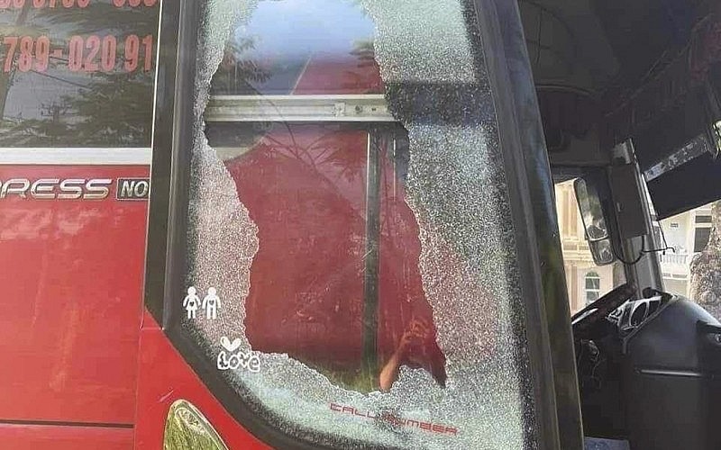 Hình ảnh kính xe khách bị đập vỡ. (Ảnh: Nhà xe CC) Hình ảnh kính xe khách bị đập vỡ. (Ảnh: Nhà xe CC)