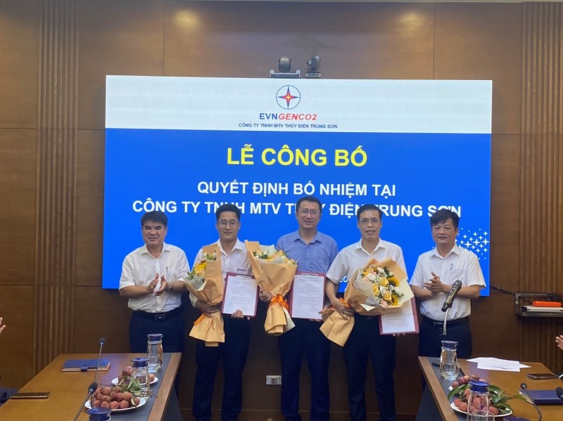 Ông Vũ Xuân Dũng - Chủ tịch kiêm Giám đốc TSHPCo trao quyết định và tặng hoa chúc mừng các cán bộ được bổ nhiệm Ông Vũ Xuân Dũng - Chủ tịch kiêm Giám đốc TSHPCo trao quyết định và tặng hoa chúc mừng các cán bộ được bổ nhiệm