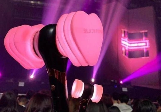 Lightstick - vật dụng phát sáng dùng để cổ vũ cho thần tượng và giúp tạo hiệu ứng cho buổi biểu diễn. Lightstick của Black Pink có hình chiếc búa hồng Lightstick - vật dụng phát sáng dùng để cổ vũ cho thần tượng và giúp tạo hiệu ứng cho buổi biểu diễn. Lightstick của Black Pink có hình chiếc búa hồng