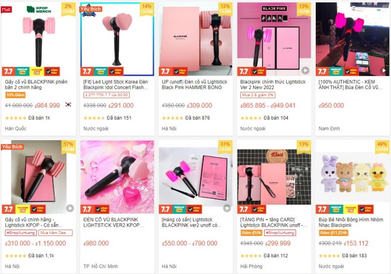 Lightstick - vật dụng phát sáng dùng để cổ vũ cho thần tượng và giúp tạo hiệu ứng cho buổi biểu diễn. Lightstick của Black Pink có hình chiếc búa hồng Lightstick - vật dụng phát sáng dùng để cổ vũ cho thần tượng và giúp tạo hiệu ứng cho buổi biểu diễn. Lightstick của Black Pink có hình chiếc búa hồng