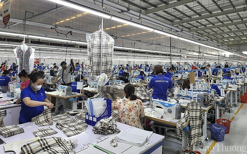 6 tháng đầu năm, kim ngạch xuất khẩu hàng dệt may giảm 11,6%. Trong ảnh: Sản xuất tại Công ty may Sangwoo, KCN VSIP Nghệ An. Ảnh: 6 tháng đầu năm, kim ngạch xuất khẩu hàng dệt may giảm 11,6%. Trong ảnh: Sản xuất tại Công ty may Sangwoo, KCN VSIP Nghệ An. Ảnh: