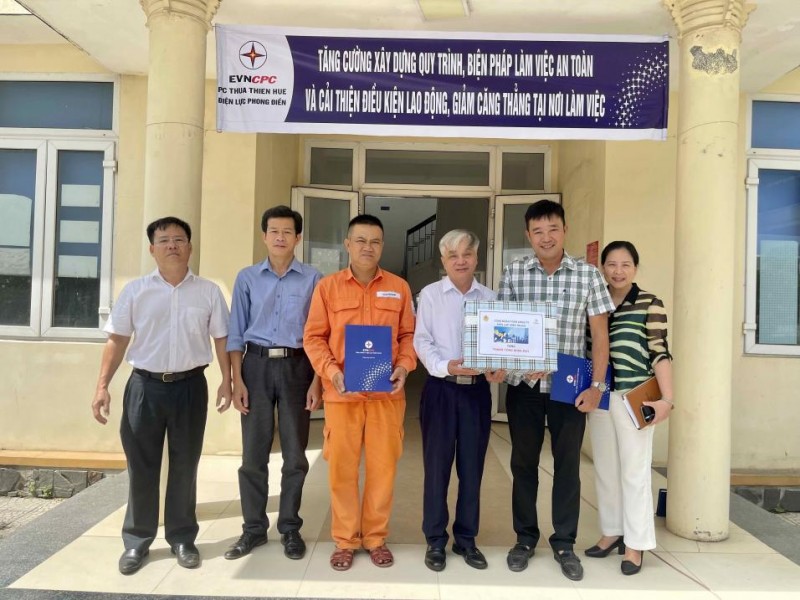Ông Đinh Văn Đức – UVBTV-CNUBKT Công đoàn EVNCPC thăm hỏi, trao quà cho Điện lực Phong Điền và người lao động có hoàn cảnh khó khăn. Ông Đinh Văn Đức – UVBTV-CNUBKT Công đoàn EVNCPC thăm hỏi, trao quà cho Điện lực Phong Điền và người lao động có hoàn cảnh khó khăn.
