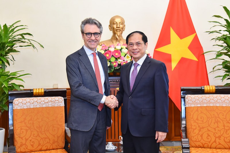 Bộ trưởng Ngoại giao Bùi Thanh Sơn và Đại sứ/Trưởng phái đoàn Liên minh châu Âu (EU) Giorgio Aliberti. Ảnh: BNG Bộ trưởng Ngoại giao Bùi Thanh Sơn và Đại sứ/Trưởng phái đoàn Liên minh châu Âu (EU) Giorgio Aliberti. Ảnh: BNG