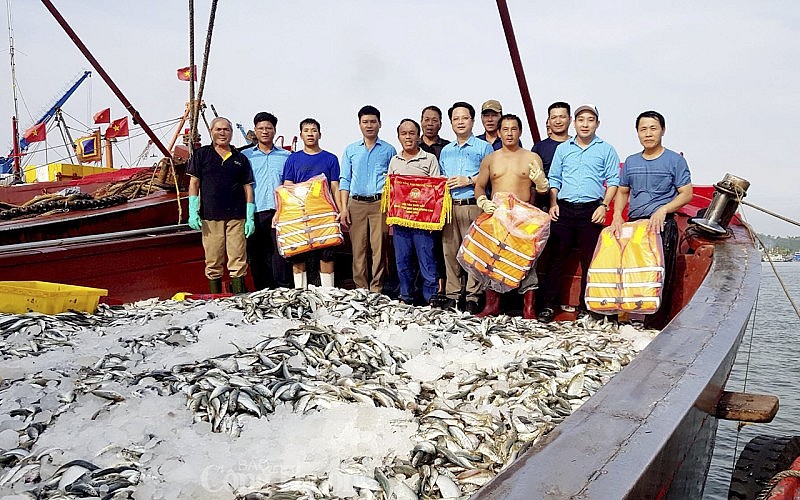 Hội Nông dân phường Nghi Thuỷ tặng áo phao cho đội tàu xuất sắc khai thác đạt sản lượng cao. Ảnh: TH