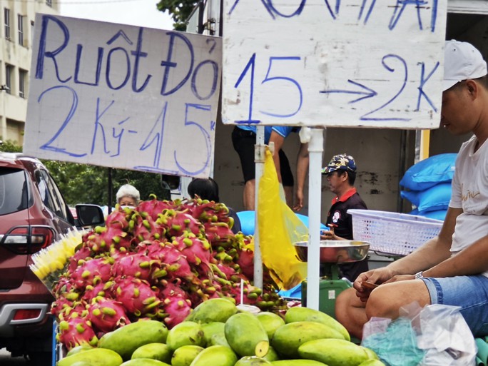 Thanh long lại dội chợ - Ảnh 4. Thanh long lại dội chợ - Ảnh 4.