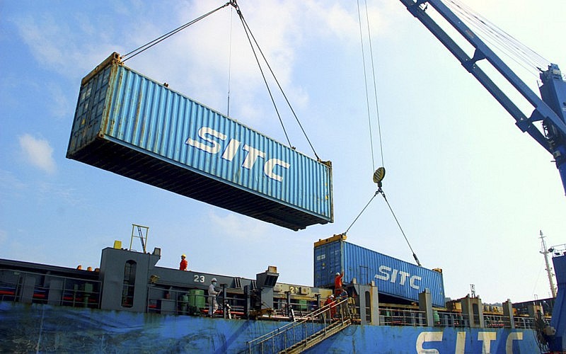 Hàng hóa tại Cảng Cửa Lò được nhanh chóng vận chuyển lên tàu Hàng hóa tại Cảng Cửa Lò được nhanh chóng vận chuyển lên tàu