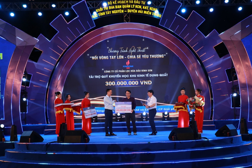 BSR tài trợ 300 triệu đồng cho Quỹ khuyến học Khu Kinh tế Dung Quất. BSR tài trợ 300 triệu đồng cho Quỹ khuyến học Khu Kinh tế Dung Quất.