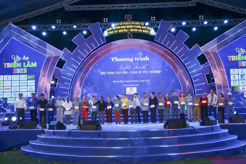 BSR tài trợ 300 triệu đồng cho Quỹ khuyến học Khu Kinh tế Dung Quất BSR tài trợ 300 triệu đồng cho Quỹ khuyến học Khu Kinh tế Dung Quất