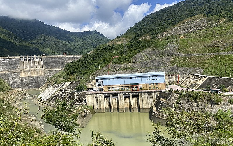 Phụ tải tăng cao, Trung tâm Điều độ Hệ thống điện quốc gia đã tăng cường huy động nguồn thủy điện, nhiệt điện để đáp ứng nhu cầu phụ tải. Phụ tải tăng cao, Trung tâm Điều độ Hệ thống điện quốc gia đã tăng cường huy động nguồn thủy điện, nhiệt điện để đáp ứng nhu cầu phụ tải.