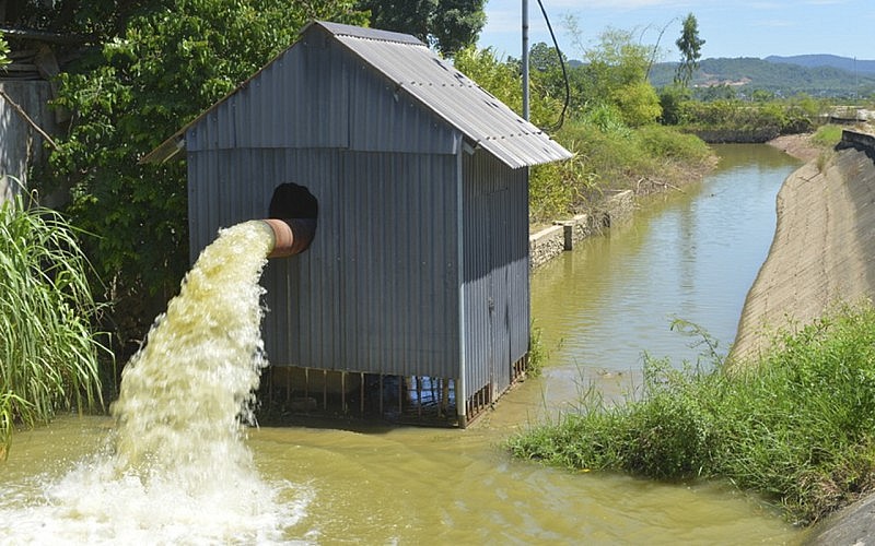 Các tỉnh miền Trung: Nắng nóng kéo dài, đồng ruộng nứt nẻ, cá chết, hồ đập trơ đáy Các tỉnh miền Trung: Nắng nóng kéo dài, đồng ruộng nứt nẻ, cá chết, hồ đập trơ đáy