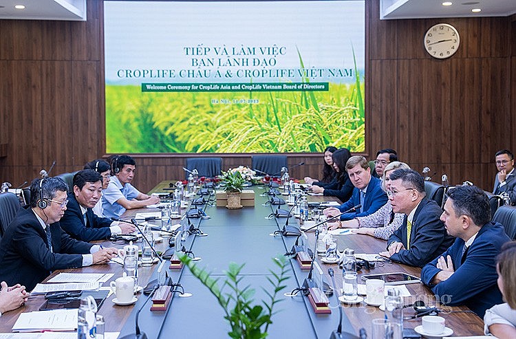 Thứ trưởng Bộ Nông nghiệp và Phát triển nông thôn Hoàng Trung tiếp và làm việc với Ban lãnh đạo Hiệp hội CropLife Châu Á và CropLife Việt Nam ngày 11/7/2023 tại Bộ Nông nghiệp và Phát triển nông thôn. Thứ trưởng Bộ Nông nghiệp và Phát triển nông thôn Hoàng Trung tiếp và làm việc với Ban lãnh đạo Hiệp hội CropLife Châu Á và CropLife Việt Nam ngày 11/7/2023 tại Bộ Nông nghiệp và Phát triển nông thôn.