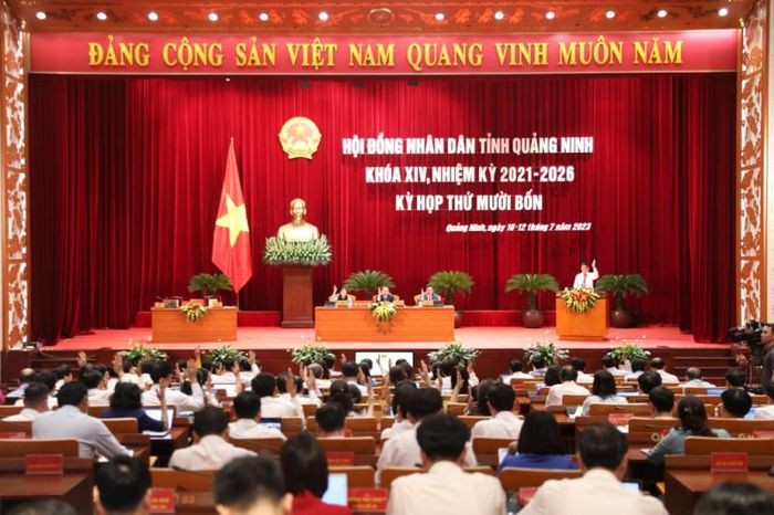 Đại biểu HĐND biểu quyết thông qua các nghị quyết tại phiên bế mạc. Ảnh: QMG Đại biểu HĐND biểu quyết thông qua các nghị quyết tại phiên bế mạc. Ảnh: QMG