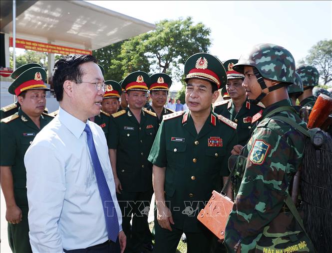 Chủ tịch nước kiểm tra công tác sẵn sàng chiến đấu tại Quân khu 2 Chủ tịch nước kiểm tra công tác sẵn sàng chiến đấu tại Quân khu 2