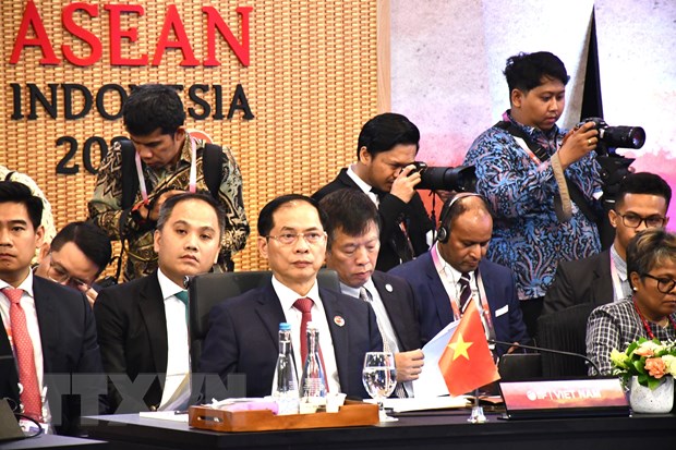 AMM-56: Bộ trưởng Bùi Thanh Sơn dự các cuộc họp giữa ASEAN và đối tác hình ảnh 2 AMM-56: Bo truong Bui Thanh Son du cac cuoc hop giua ASEAN va doi tac hinh anh 2