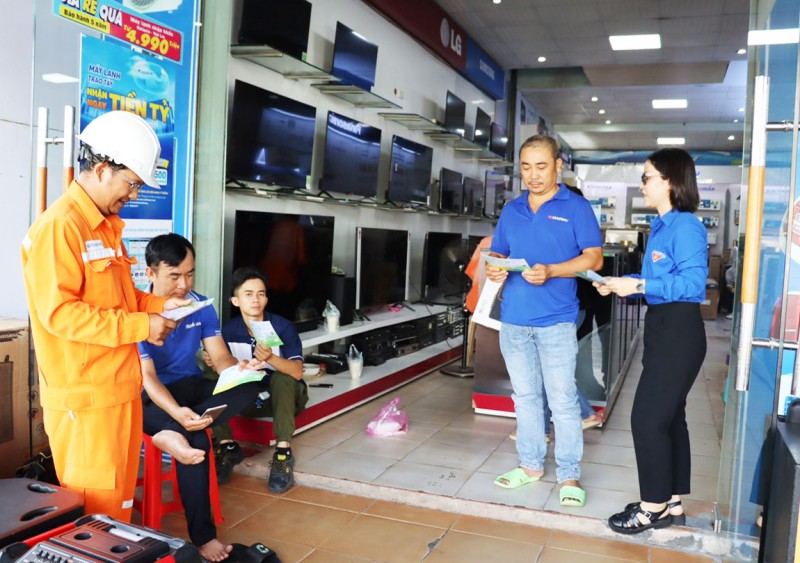 Bản tin tiết kiệm điện ngày 16/7/2023: Doanh nghiệp, người dân cùng tiết kiệm điện