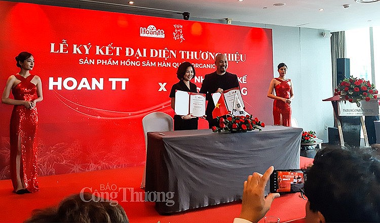 Ký kết đại sứ thương hiệu với Nhà thiết kế Đức Hùng Ký kết đại sứ thương hiệu với Nhà thiết kế Đức Hùng