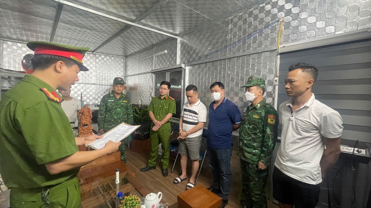 Lào Cai: Bắt Giám đốc nhận 1,3 tỉ đồng hứa “chạy án” giết người Lào Cai: Bắt Giám đốc nhận 1,3 tỉ đồng hứa “chạy án” giết người