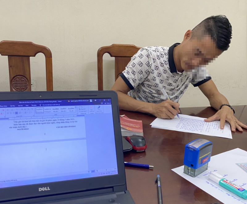 N.A.T - lái xe taxi “dù” BKS14A-62916 làm việc tại cơ quan Công an (Ảnh Công an Hạ Long) N.A.T - lái xe taxi “dù” BKS14A-62916 làm việc tại cơ quan Công an (Ảnh Công an Hạ Long)