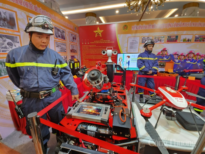 Người dân Hà Nội hào hứng tham gia trải nghiệm kỹ năng về phòng cháy chữa cháy Người dân Hà Nội hào hứng tham gia trải nghiệm kỹ năng về phòng cháy chữa cháy