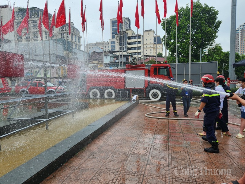 Người dân Hà Nội hào hứng tham gia trải nghiệm kỹ năng về phòng cháy chữa cháy Người dân Hà Nội hào hứng tham gia trải nghiệm kỹ năng về phòng cháy chữa cháy