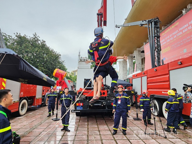Người dân Hà Nội hào hứng tham gia trải nghiệm kỹ năng về phòng cháy chữa cháy Người dân Hà Nội hào hứng tham gia trải nghiệm kỹ năng về phòng cháy chữa cháy