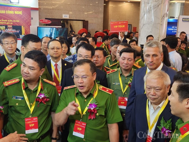 Người dân Hà Nội hào hứng tham gia trải nghiệm kỹ năng về phòng cháy chữa cháy Người dân Hà Nội hào hứng tham gia trải nghiệm kỹ năng về phòng cháy chữa cháy