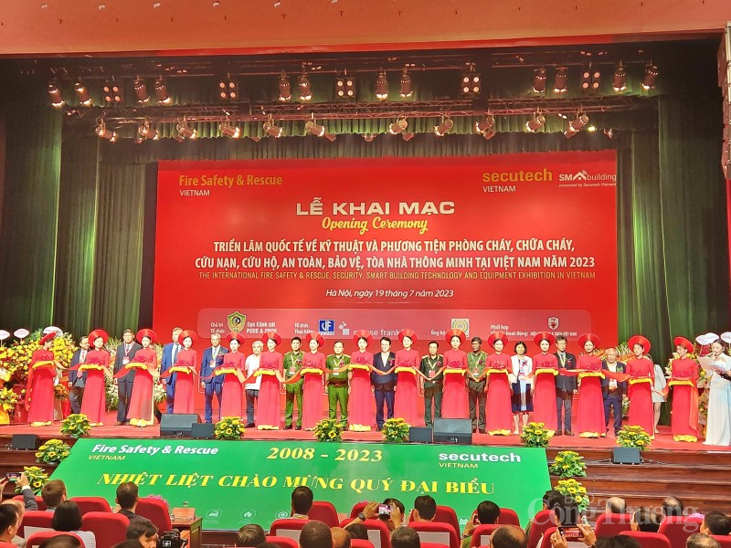 Người dân Hà Nội hào hứng tham gia trải nghiệm kỹ năng về phòng cháy chữa cháy Người dân Hà Nội hào hứng tham gia trải nghiệm kỹ năng về phòng cháy chữa cháy