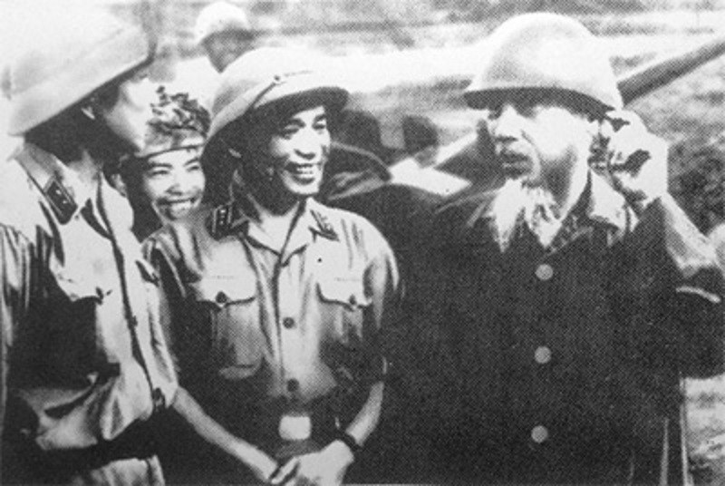 Bác Hồ đến thăm Quân chủng Phòng không - Không quân (ngày 19-7-1965). Ảnh tư liệu Bác Hồ đến thăm Quân chủng Phòng không - Không quân (ngày 19-7-1965). Ảnh tư liệu