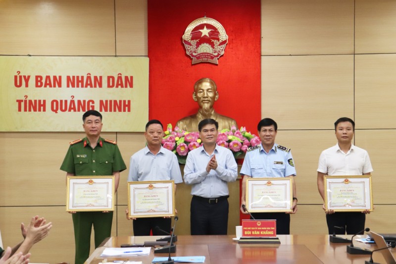 BCĐ 389 quốc gia đã tặng bằng khen cho các tập thể, cá nhân thuộc BCĐ 389 tỉnh đã có thành tích xuất sắc trong công tác đấu tranh chống buôn lậu, GLTM, hàng giả năm 2022. BCĐ 389 quốc gia đã tặng bằng khen cho các tập thể, cá nhân thuộc BCĐ 389 tỉnh đã có thành tích xuất sắc trong công tác đấu tranh chống buôn lậu, GLTM, hàng giả năm 2022.