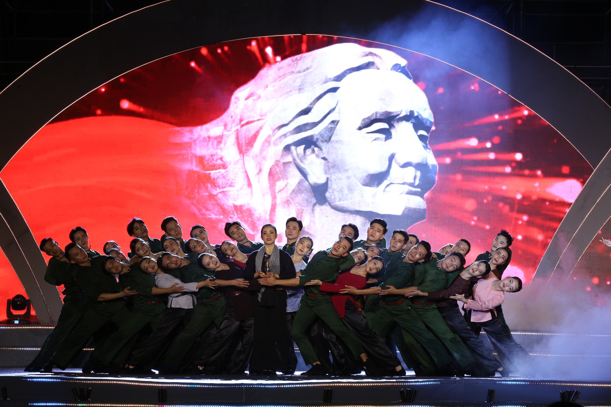 Dựng xây đất nước đẹp giàu là sự tri ân ý nghĩa nhất với các anh hùng, liệt sĩ - Ảnh 5. Dựng xây đất nước đẹp giàu là sự tri ân ý nghĩa nhất với các anh hùng, liệt sĩ - Ảnh 5.