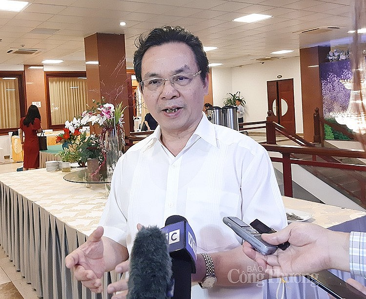 GS.TS. Hoàng Văn Cường - Phó Hiệu trưởng Trường Đại học Kinh tế Quốc dân, Ủy viên Ủy ban Tài chính Ngân sách của Quốc hội, đã có cuộc trao đổi với phóng viên báo chí xung quanh vấn đề này. GS.TS. Hoàng Văn Cường - Phó Hiệu trưởng Trường Đại học Kinh tế Quốc dân, Ủy viên Ủy ban Tài chính Ngân sách của Quốc hội, đã có cuộc trao đổi với phóng viên báo chí xung quanh vấn đề này.