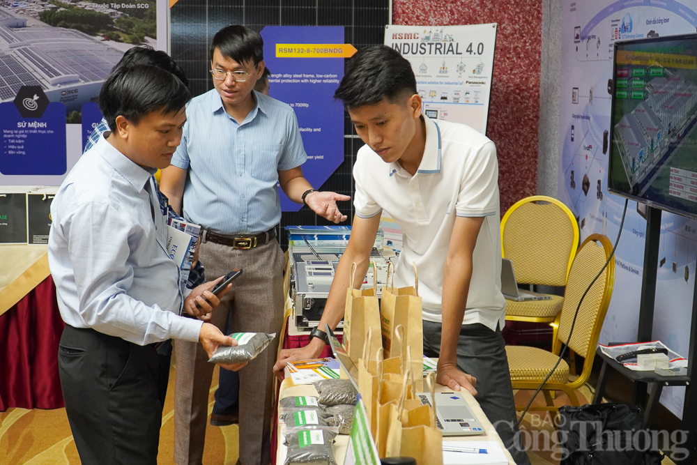 Các đơn vị giới thiệu giải pháp tiết kiệm năng lượng tại Hội nghị.