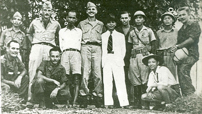 Chủ tịch Hồ Chí Minh và Đại tướng Võ Nguyên Giáp chụp ảnh cùng thành viên OSS tại Tân Trào tháng 8/1945. Ảnh tư liệu Chủ tịch Hồ Chí Minh và Đại tướng Võ Nguyên Giáp chụp ảnh cùng thành viên OSS tại Tân Trào tháng 8/1945. Ảnh tư liệu