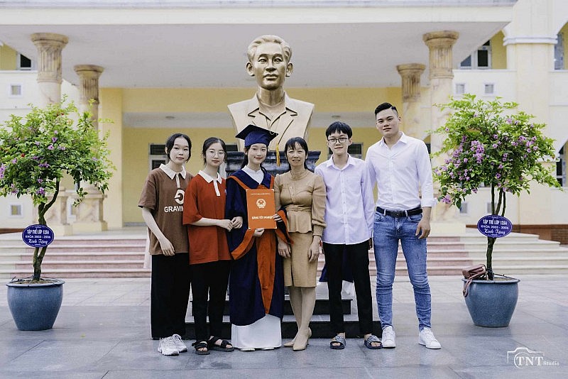 Vân Anh cùng gia đình trong ngày buổi lễ Tốt nghiệp Vân Anh cùng gia đình trong ngày buổi lễ Tốt nghiệp