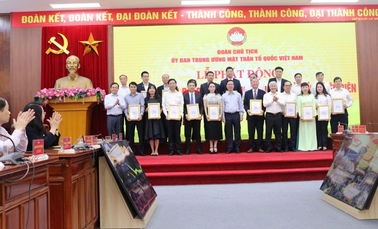 Vinataba ủng hộ 500 triệu đồng, hỗ trợ làm nhà đại đoàn kết cho người nghèo tỉnh Điện Biên Vinataba ủng hộ 500 triệu đồng, hỗ trợ làm nhà đại đoàn kết cho người nghèo tỉnh Điện Biên