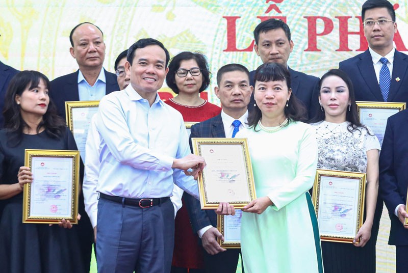 Vinataba ủng hộ 500 triệu đồng, hỗ trợ làm nhà đại đoàn kết cho người nghèo tỉnh Điện Biên Vinataba ủng hộ 500 triệu đồng, hỗ trợ làm nhà đại đoàn kết cho người nghèo tỉnh Điện Biên