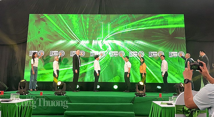 Các đại biểu bấm nút khai mạc Triển lãm Các đại biểu bấm nút khai mạc Triển lãm