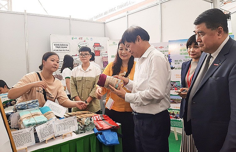 Các đại biểu tham quan Triển lãm Các đại biểu tham quan Triển lãm