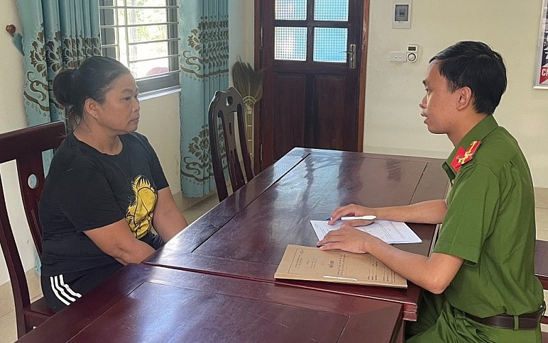  “Nữ quái” Vi Thị Thoan tại cơ quan điều tra. (Ảnh: Công an Nghệ An)