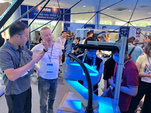 Doanh nghiệp siêng đi chợ để kiếm đơn hàng - Ảnh 1. Doanh nghiệp siêng đi chợ để kiếm đơn hàng - Ảnh 1.